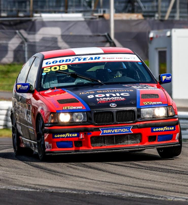 BMW 318ti #508 frontal auf der Rennstrecke