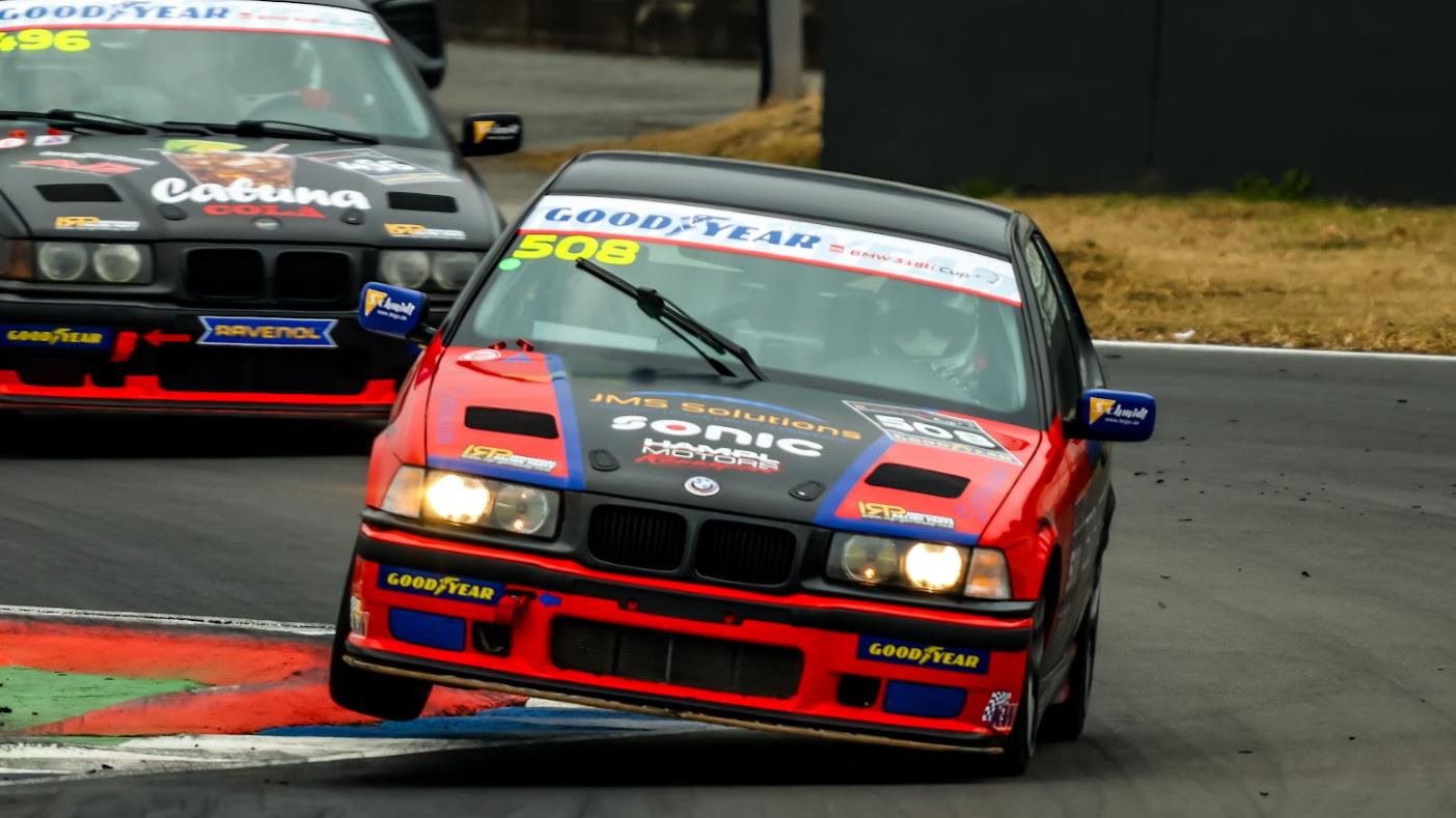 BMW 318ti #508 bei Nacht auf der Rennstrecke