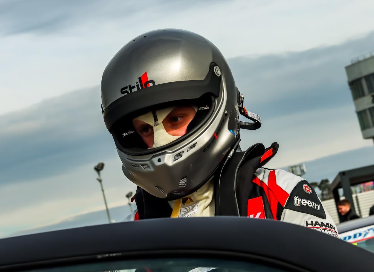 Eric Tobler mit Stilo Helm bereit zum Rennen